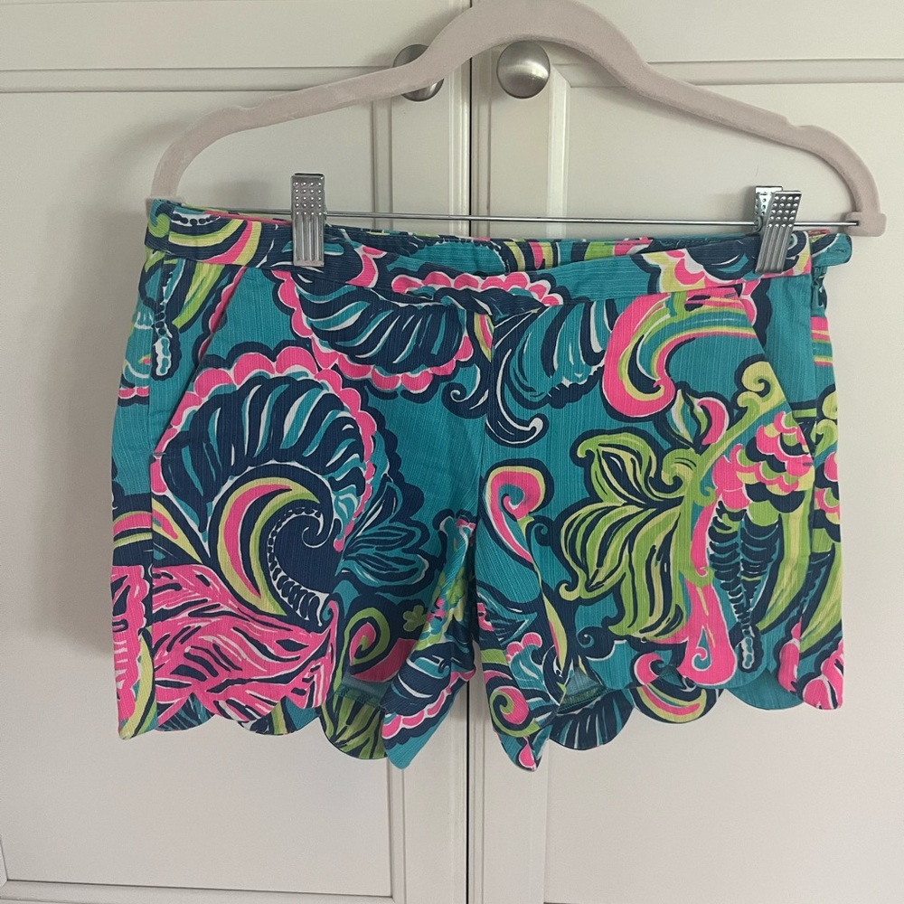 Lilly Pulitzer side zip scalloped shorts